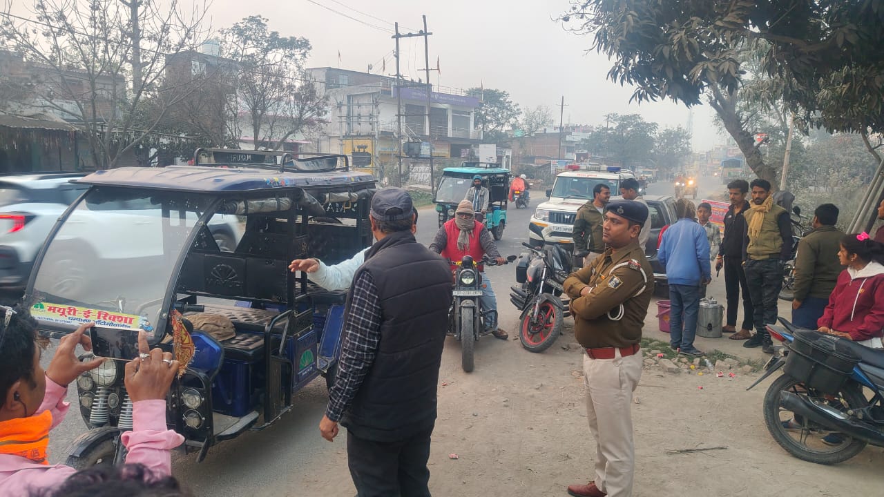 ई रिक्शा से देशी कट्टा बरामद, चालक मौके से हुआ फरार।