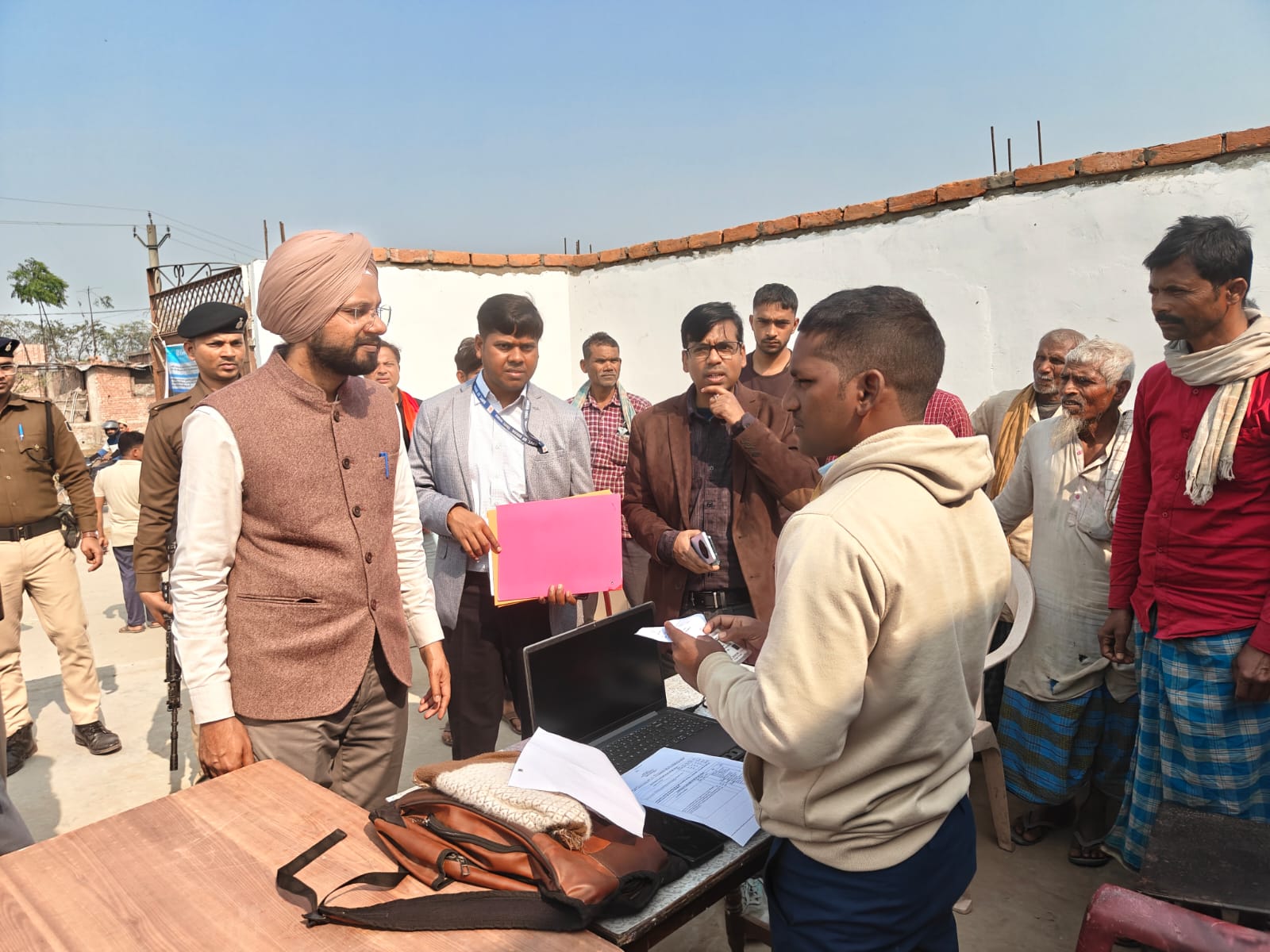 जिला पदाधिकारी ने बैरिया प्रखंड कार्यालय का किया औचक निरीक्षण।