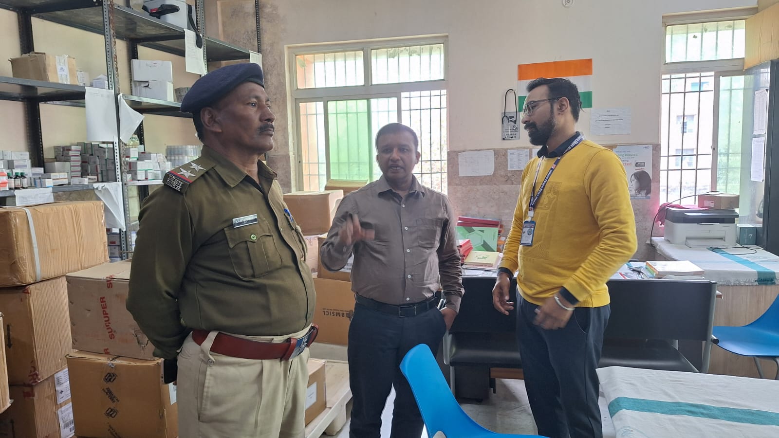 सीएचसी लौरिया की व्यवस्था सुदृढ़ रखने पर सख्त रुख: रोगी कल्याण समिति का व्यापक निरीक्षण, अवैध निजी दलालों पर कार्रवाई के संकेत