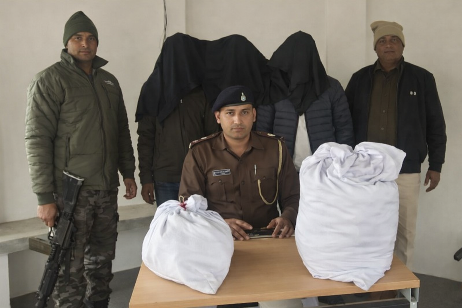 पुलिस ने 8.280 किलोग्राम गांजा के साथ दो बाइक सहित तीन तस्कर गिरफ्तार