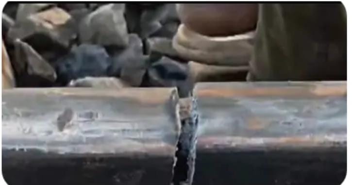 क्षतिग्रस्त रेल पटरी पर दौड़ी इंटरसिटी ट्रेन,जान बची लाखों पाए,मरम्मत शुरू।