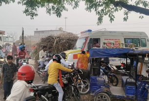 एचपीसीएल चीनी मिल लौरिया को अचानक बंद होने से भड़के किसान, गन्ना लदे ट्रैक्टर-ट्रॉली लगाकर एनएच-727 को किसानों ने किया जाम।