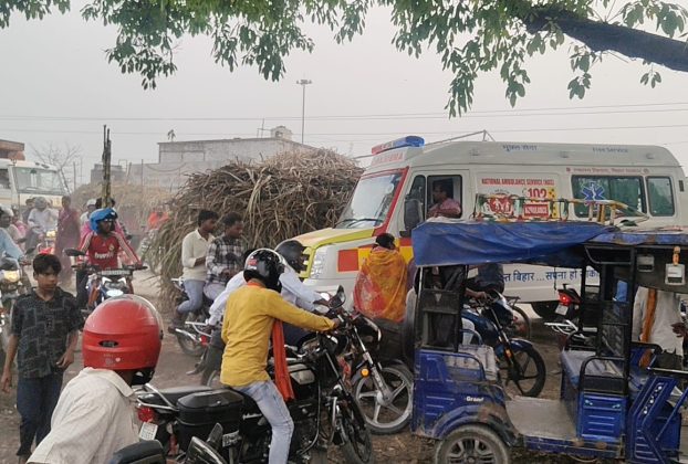 एचपीसीएल चीनी मिल लौरिया को अचानक बंद होने से भड़के किसान, गन्ना लदे ट्रैक्टर-ट्रॉली लगाकर एनएच-727 को किसानों ने किया जाम।